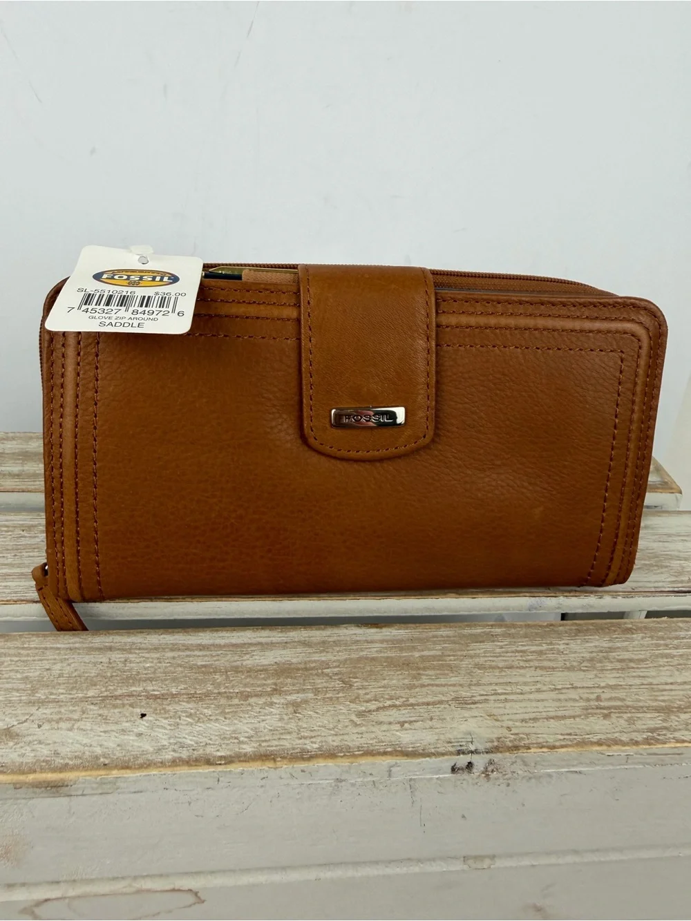 NWT Fossil Saddle leather Clutch Wallet features a secure snap closure tab
